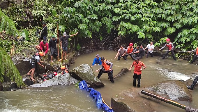 Foto: Ist Evakuasi: Tim SAR saat mengevakausi korban yang terjatuh di air terjun Nungnung.