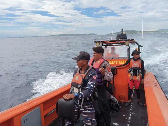 Foto:Ist. Belum Ditemukan: Tim SAR belum menemukan keberadaan pemancing yang diduga jatuh ke laut Pantai Ceningan.