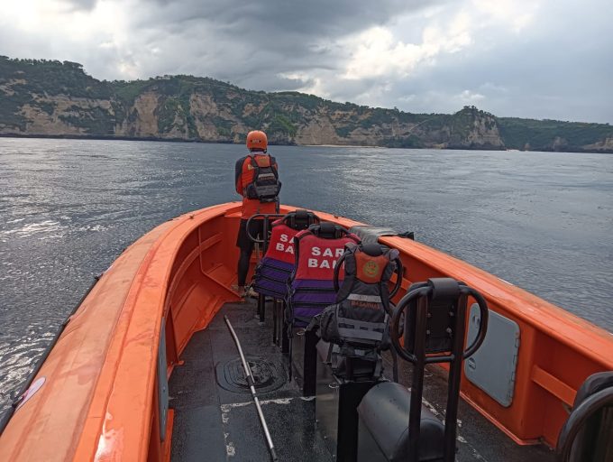 Photo: Ist. Swept by Current: SAR team searching for tourist swept away by currents at Diamond Beach.