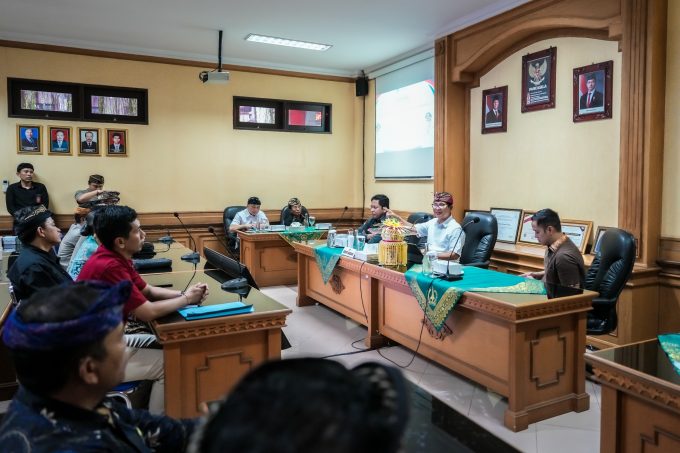 Foto/Ist. Bupati Wayan Adi Arnawa saat hadir dalam Rakor Penyelenggaraan Pemerintahan Desa, di Ruang Rapat Hita Gosana Lantai II DPMD Kabupaten Badung.