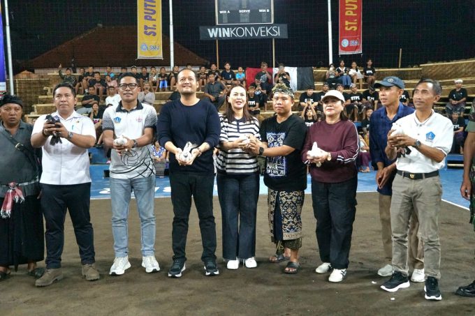 Foto/Ist Wabup Bagus Alit Sucipta membuka Turnamen Bola Voli Puber Cup I Semi Open Se-Bali Tahun 2025, di lapangan Bola Voli Puber, Rabu (14/5),