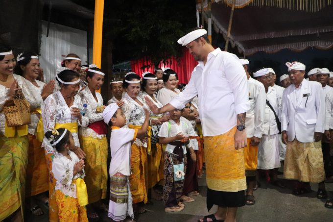 Foto/Ist Wabup: Wabup Bagus Alit Sucipta saat menghadiri Puncak Karya Piodalan di Pura Melanting, Banjar Dlodpasar, Desa Taman, Kecamatan Abiansemal, Rabu (18/6).