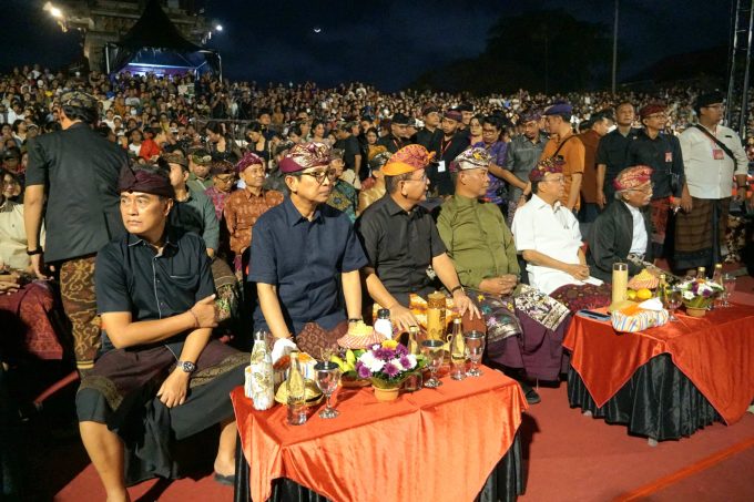 Foto/Ist Parade: Bupati Wayan Adi Arnawa menyaksikan parade Gong Kebyar Legendaris Duta Kabupaten Badung di Panggung Terbuka Ardha Candra, Denpasar, Bali, Sabtu (28/6).