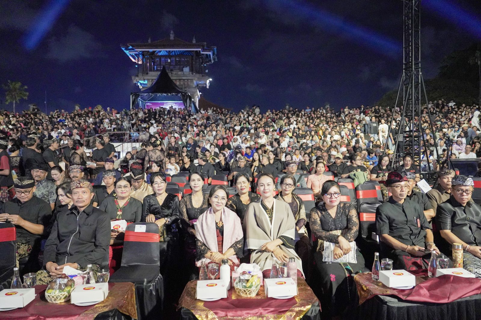 Foto/Ist PKK: Ketua TP. PKK Kabupaten Badung, Nyonya Rasniathi Adi Arnawa menyaksikan langsung Utsawa Gong Kebyar Anak-Anak Duta Kabupaten Badung pada PKB XLVII
