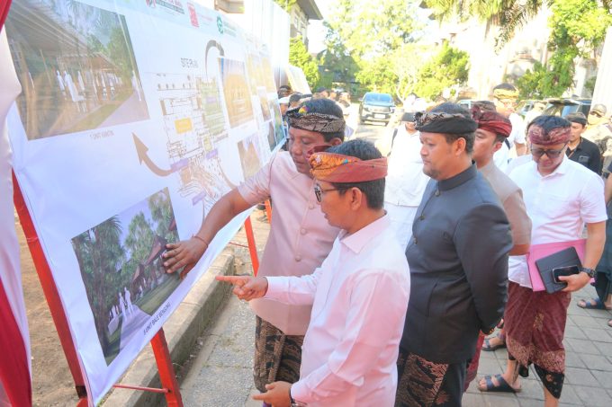Foto/Ist. Bupati Adi Arnawa meletakkan batu pertama pembangunan dan perluasan Gedung Kantor DPRD Kabupaten Badung, Senin (16/6).