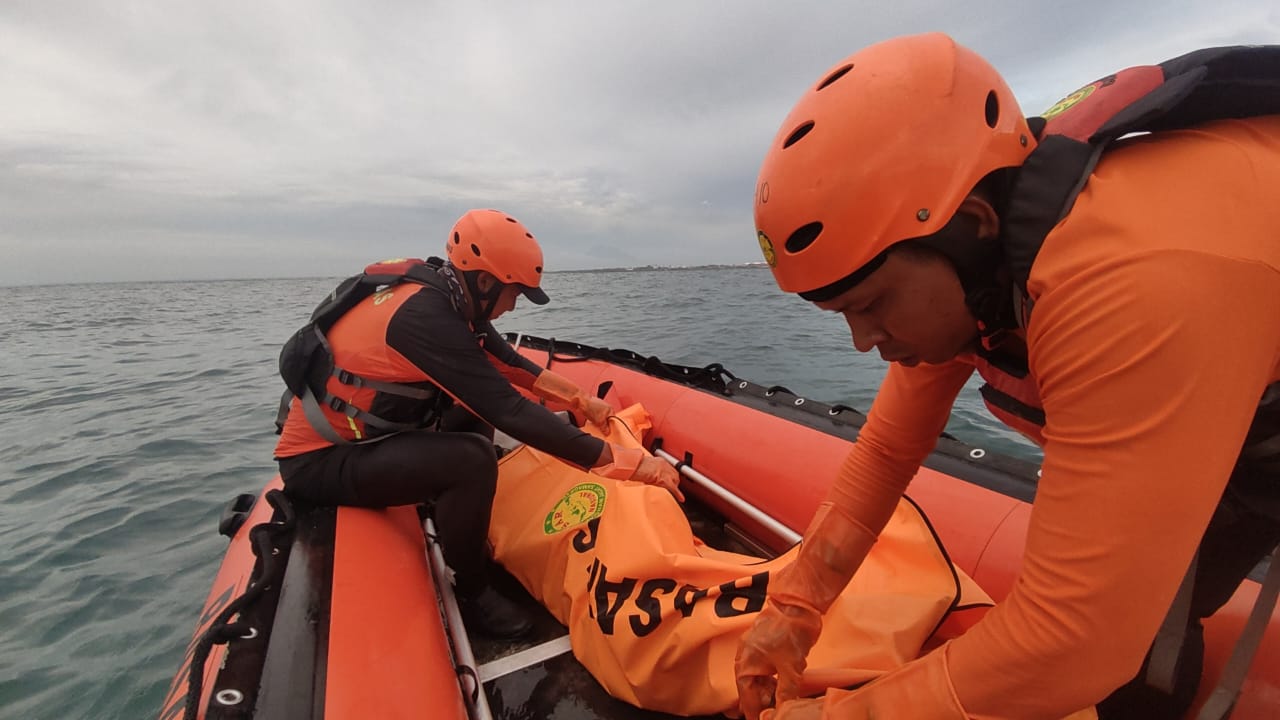Photo/Ist Deceased: SAR Team evacuates the body of Denden Nugraha, who was swept away by currents at Kedonganan Beach.