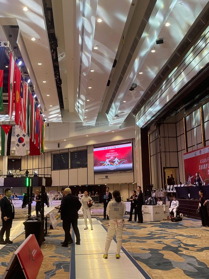 Putri Yanti menjadi satu-satunya dari empat atlet foil/floret putri Indonesia yang tampil di babak 64 Besar pada hari pertama Kejuaraan Anggar Asia 2025