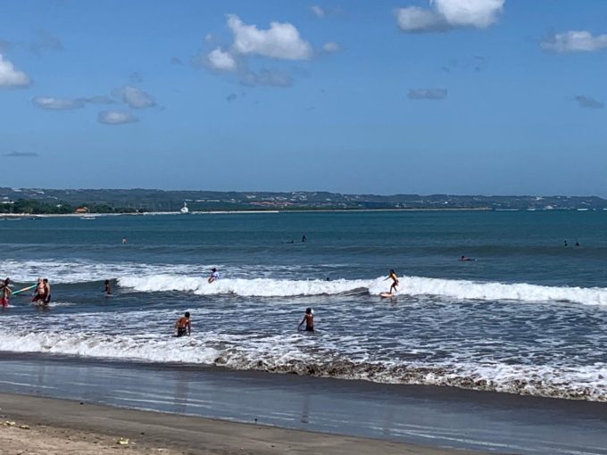 Foto:Ist Selancar: Para peselancar beraksi dalam Beachwalk Kua Fest saat memaparkam BKF 2025 yang dimeriahkan lomba selancar.