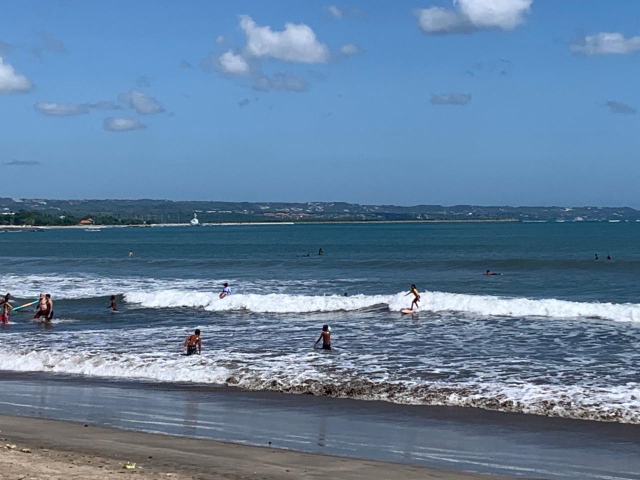 Foto:Ist Selancar: Para peselancar beraksi dalam Beachwalk Kua Fest saat memaparkam BKF 2025 yang dimeriahkan lomba selancar.