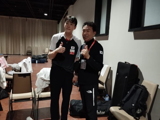 Foto/Ist Emas: Do Gyeongdong yang berjaya menyabet gelar nomor senjata sabel putra setelah di partai puncak menaklukkan wakil dari China, Chenpeng Shen.