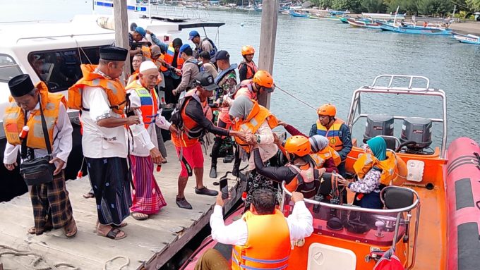 Foto/Ist Evakuasi: Tim SAR mengevakuasi ratusan  penumpang KMP Gerbang Samudra 2 yang kandas