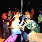 Foto/Ist Gilimanuk: Penumpang KMP Agung  Samudra 9 yang kandas di Gilimanuk saat dievaluasi tim SAR