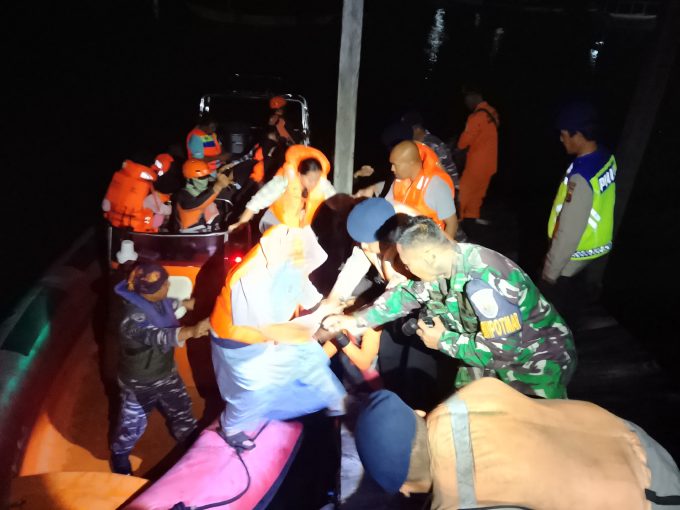 Foto/Ist Gilimanuk: Penumpang KMP Agung  Samudra 9 yang kandas di Gilimanuk saat dievaluasi tim SAR