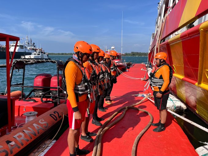 Foto/Ist Evakuasi: Tim SAR saat mengevakuasi 4 POB yang terombang ambing di lautan karena longboatnya mari mesin.