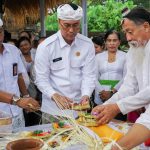 Foto/Ist Ngingsah: Sekda Surya Suamba saat prosesi upacara Negtegan dan Ngingsah di Pura Lingga Bhuwana Rabu (25/6).