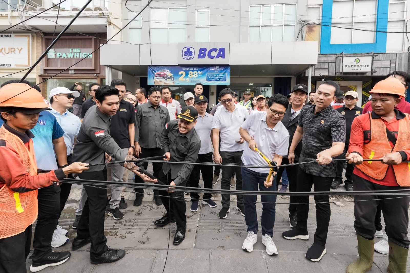 Foto/Ist Utilitas: Bupati Adi Arnawa bersama dengan Kejari Badung Sutrisno Margi tertibkan jaringan utilitas dengan pemotongan Kabel Provider di kawasan Jalan Raya Berawa, Desa Tibubeneng, Kuta Utara.