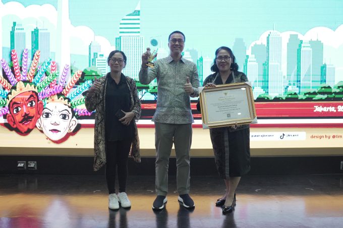 Foto/Ist Sekda: Sekda IB. Surya Suamba menerima Piagam Penghargaan Simpul Jaringan Terbaik Nasional Tahun 2025 dari Arsip Nasional Republik Indonesia di Ruang Noerhadi Magetsari, Gedung C ANRI, Jakarta Selatan.