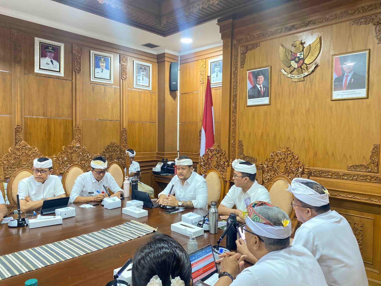 Foto/Ist Rapat: Wabup Bagus Alit Sucipta didampingi Sekda Surya Suamba memimpin Rapat Koordinasi terkait dengan Program Subsidi Kredit Usaha Mikro Badung Sejahtera di Ruang Nayaka Gosana I Puspem Badung.