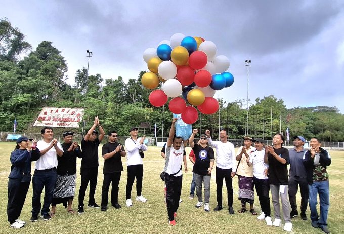 Foto/Ist Lepas Balon: Camat Kutsel, I Ketut Gede Arta didampingi undangan lainnya, saat membuka turnamen STWD Cup XII dengan melepas balon ke udara.