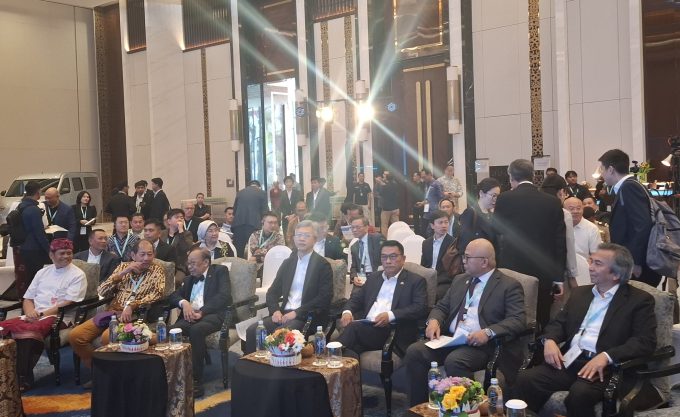 Foto/Ist EV: Kadia Perhubungan Propinsi Bali, I Gde Wayan Samsi Gunarta (paling kiri) saat mendampingi Ketua Umum Periklindo Jenderal TNI (Purn) Dr. Moeldoko dan udangan lainnya sebelum pembukaan PEVC 2025".