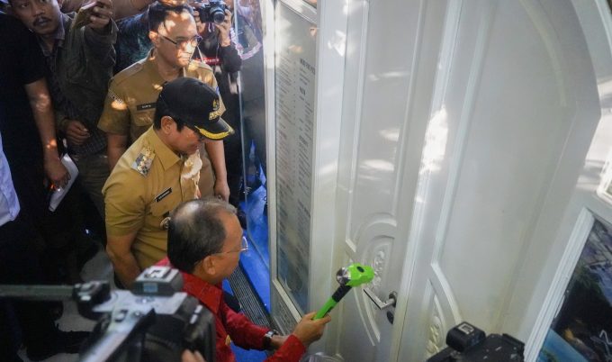 Foto/Ist. Dibongkar: Pembongkaran usaha di Pantai Bingin yang dinilai melanggar dipimpin langsung Gubernur Bali I Wayan Koster.