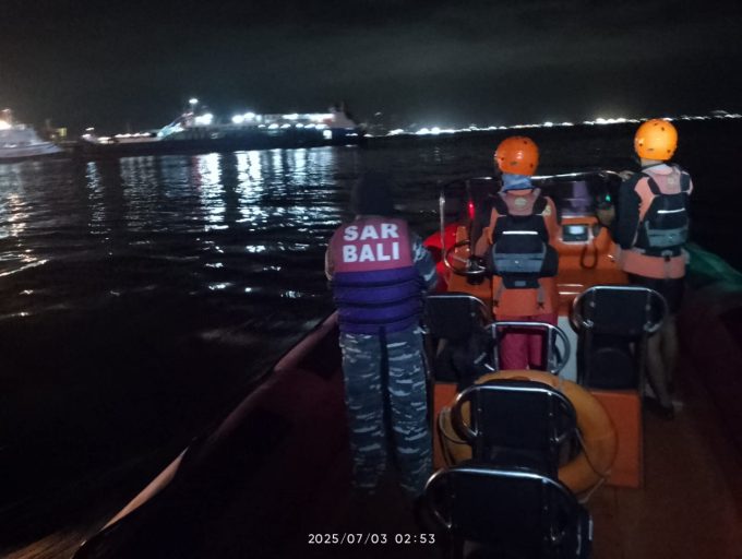 Foto/Ist. Pencarian: Tim SAR melakukan pencarian penumpang KM Tunu Pratama Jaya yang tenggelam di perairan Selat Bali.