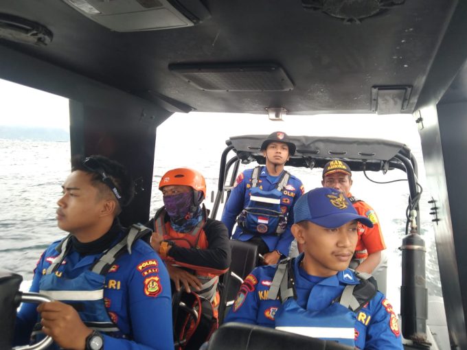 Foto/Ist. Hari Keempat: Tim SAR Gabungan melakukan pencarian hari keempat korban KMP Tunu Pratama Jaya yang tenggelam di Selat Bali.