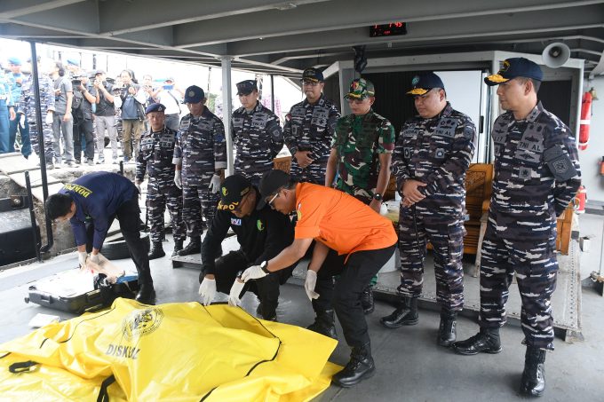Foto:Ist. Satu korban: Satu korban KMP Tunu Pratama Jaya saat ditemukan Tim SAR gabungan.