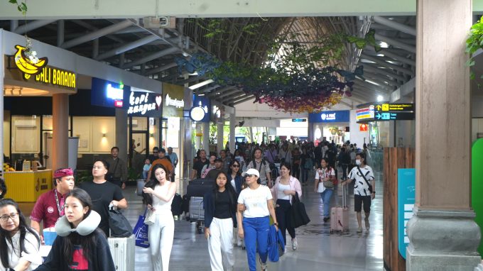 Foto/Ist Ramai: Siasana Penumpang di Bandara Ngurah Rai yang cukup ramai.