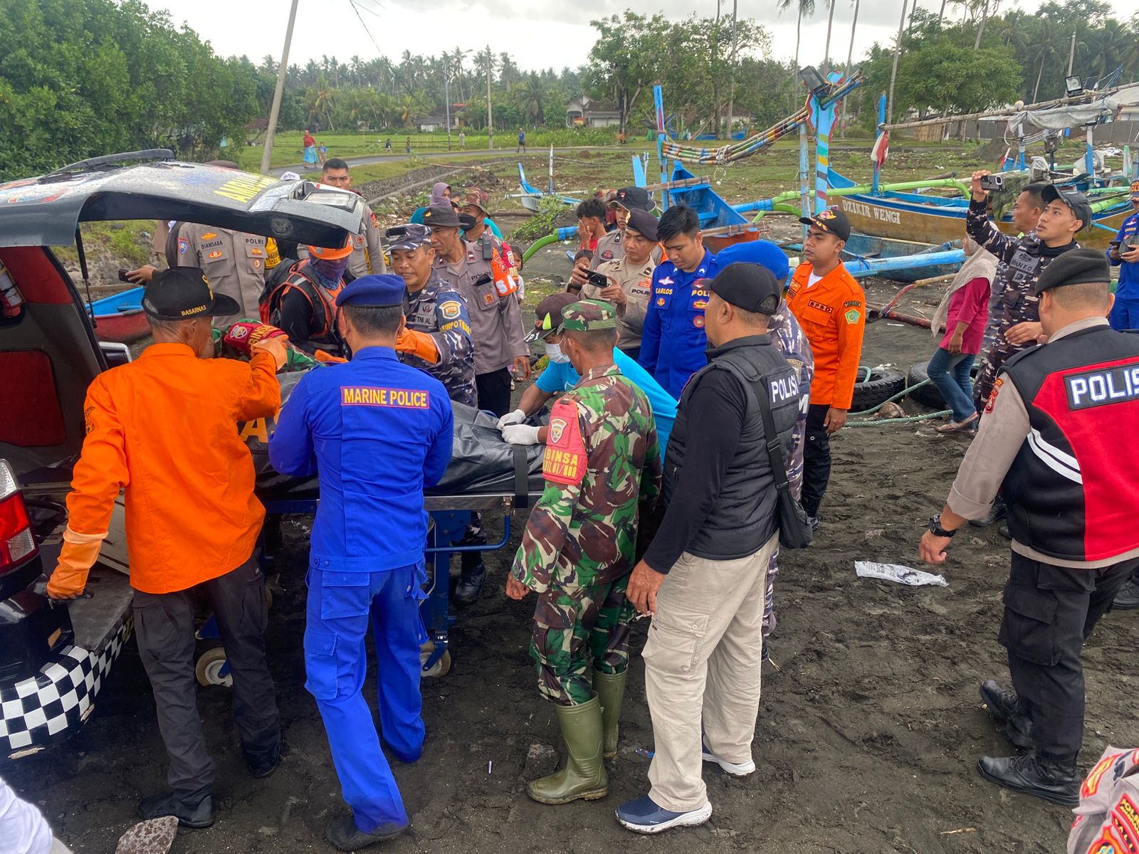 Foto/Ist Evakuasi: Tim SAR Gabungan saat mengevakuasi jenasah korbam KMP Tunu Pratama Jaya.