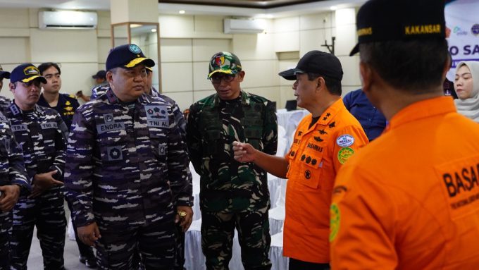 Foto:Ist Deputi: Deputi Bidang Operasi Basarnas saat meninjau Posko SAR Gilimanuk didampingi Tim SAR Gabungan.