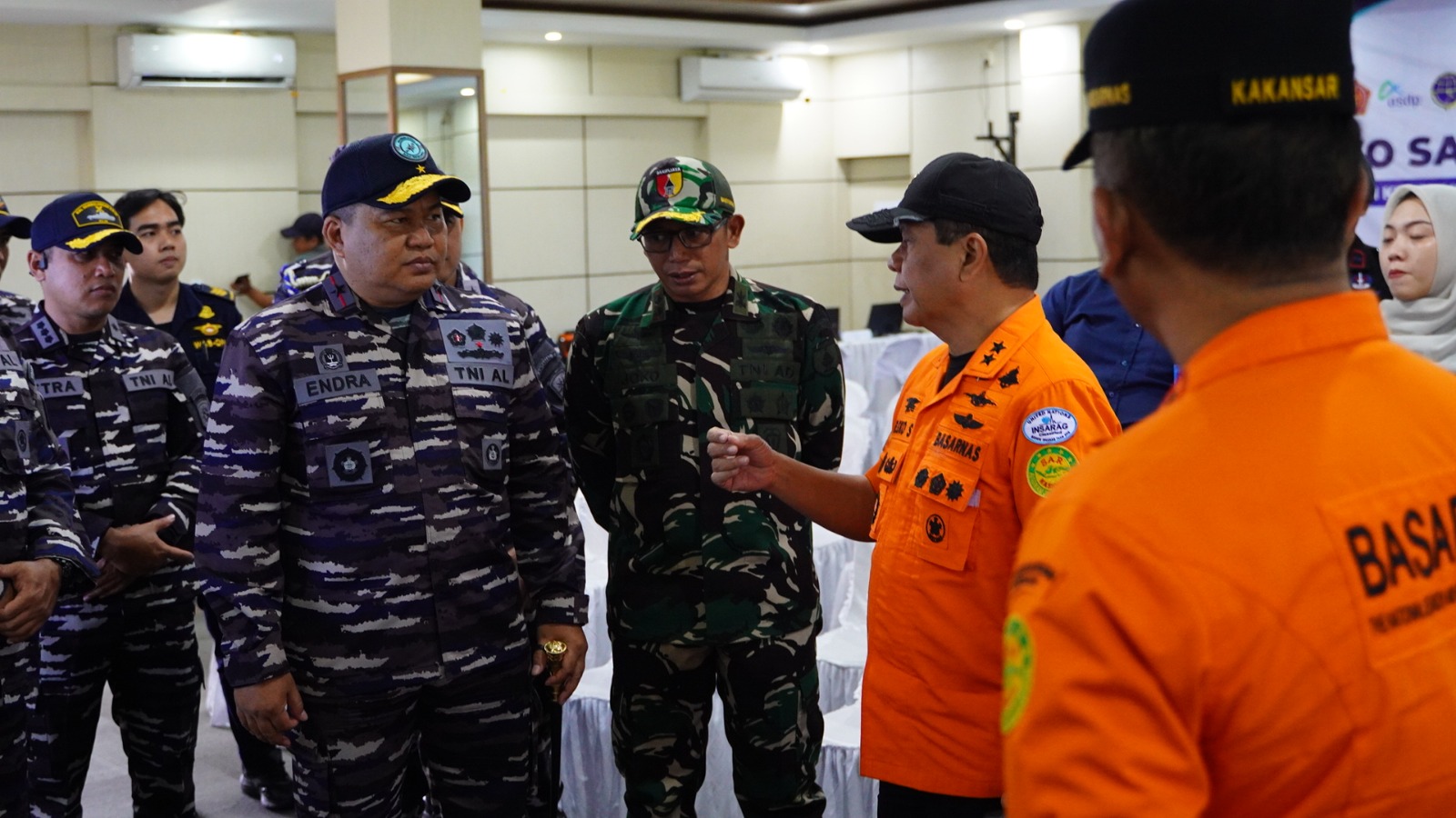 Foto:Ist Deputi: Deputi Bidang Operasi Basarnas saat meninjau Posko SAR Gilimanuk didampingi Tim SAR Gabungan.