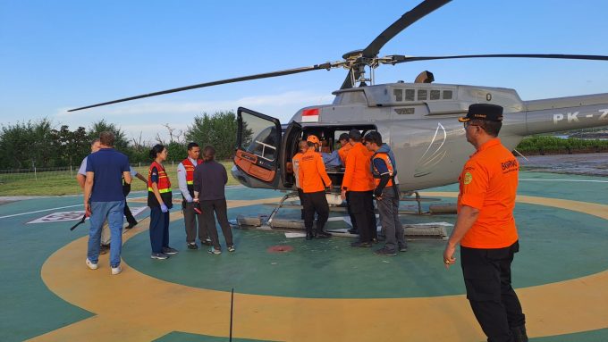 Foto/Ist Heli: Pendaki asal Swiss saat dievakuasi oleh Tim SAR menggunkan Heli dari Lombok ke Bali.