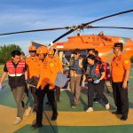 Foto/Ist Helikopter: Evakuasi wisatawan yang terjatuh di Gunung Rinjani menggunakan Helikopter.