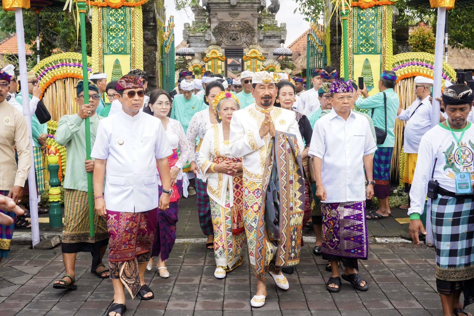 Foto/Ist Bupati Wayan Adi Arnawa dan Wabup Bagus Alit Sucipta mengikuti upacara penobatan Bhiseka Ida Cokorda Mengwi XIII di Pura Taman Ayun Mengwi, Senin (7/7).