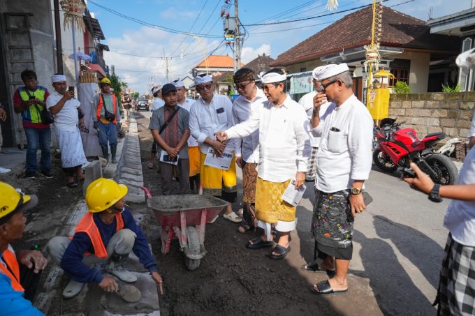 Foto/Ist Inspeksi: Bupati Badung Wayan Adi Arnawa saat inspeksi beberapa titik kegiatan Infrastruktur yang berada di wilayah Desa Cemagi