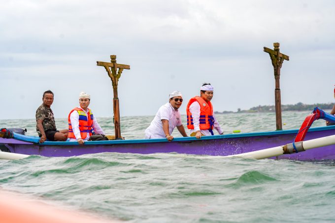 Foto/Ist Bupati Wayan Adi Arnawa saat melasti Ida Batara Pura Lingga Bhuwana ke Segara Batu Bolong Canggu Kuta Utara.