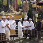 Foto/Ist Bupati Adi Arnawa bersama Wakil Bupati Bagus Alit Sucipta, Ketua DPRD Badung Anom Gumanti saat melaksanakan Bhakti Penganyar di Pura Mandhara Giri Semeru Agung, Kabupaten Lumajang
