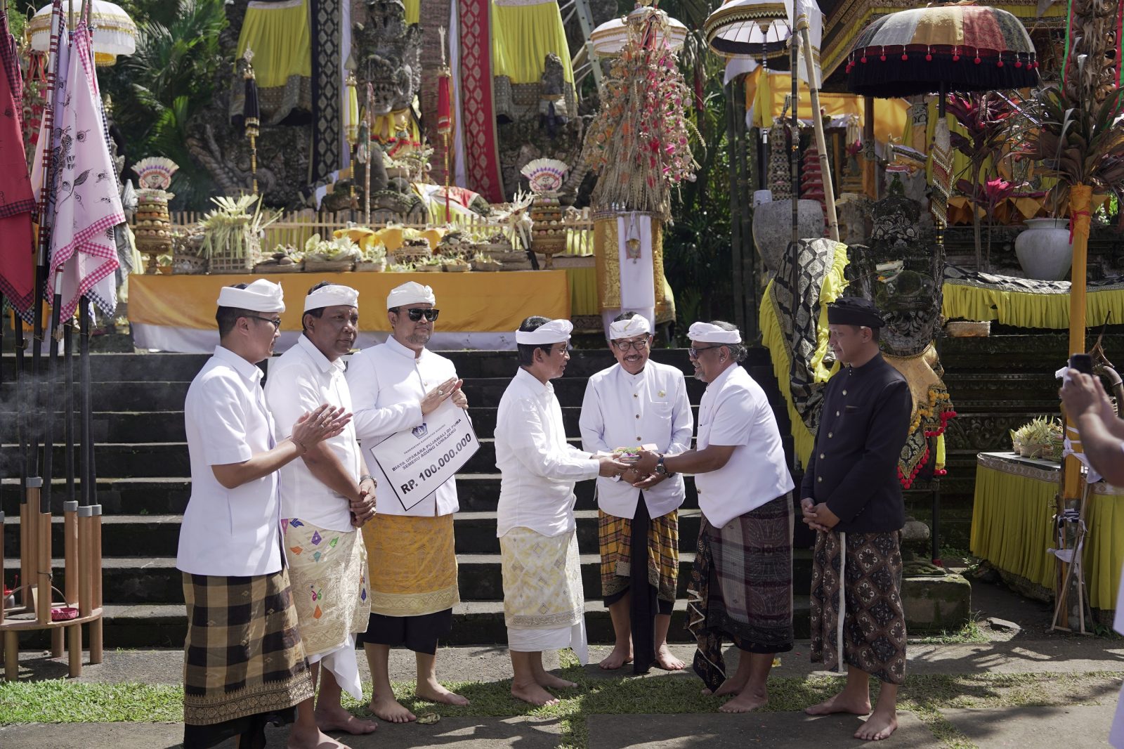 Foto/Ist Bupati Adi Arnawa bersama Wakil Bupati Bagus Alit Sucipta, Ketua DPRD Badung Anom Gumanti saat melaksanakan Bhakti Penganyar di Pura Mandhara Giri Semeru Agung, Kabupaten Lumajang