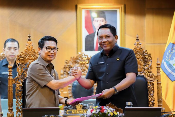 Foto/Ist Bupati I Wayan Adi Arnawa saat Rapat Paripurna Masa Sidang Ketiga dengan Agenda Penyampaian Pandangan Umum Fraksi-Fraksi dan Penyampaian Jawaban Pemerintah di Ruang Sidang Utama Gosana Kantor DPRD Badung,