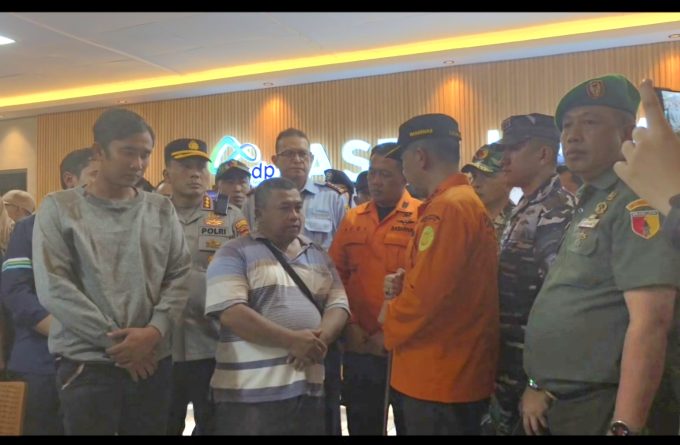 Foto/Ist. Penyerahan jenasah: Penyerahan jenasah korban KMP Tunu Pratama Jaya kepada pihak keluarga.