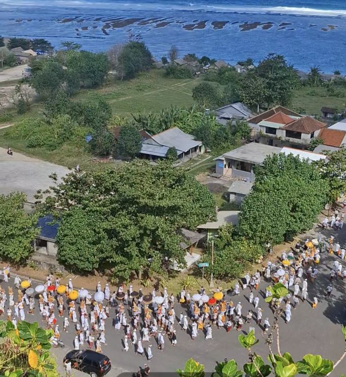 Foto/Ist Melasti Dewa Cili: Prosesi Melasti Dewa Cili yang dilaksanakan 2 tahun sekali di Desa Adat Kutuh.