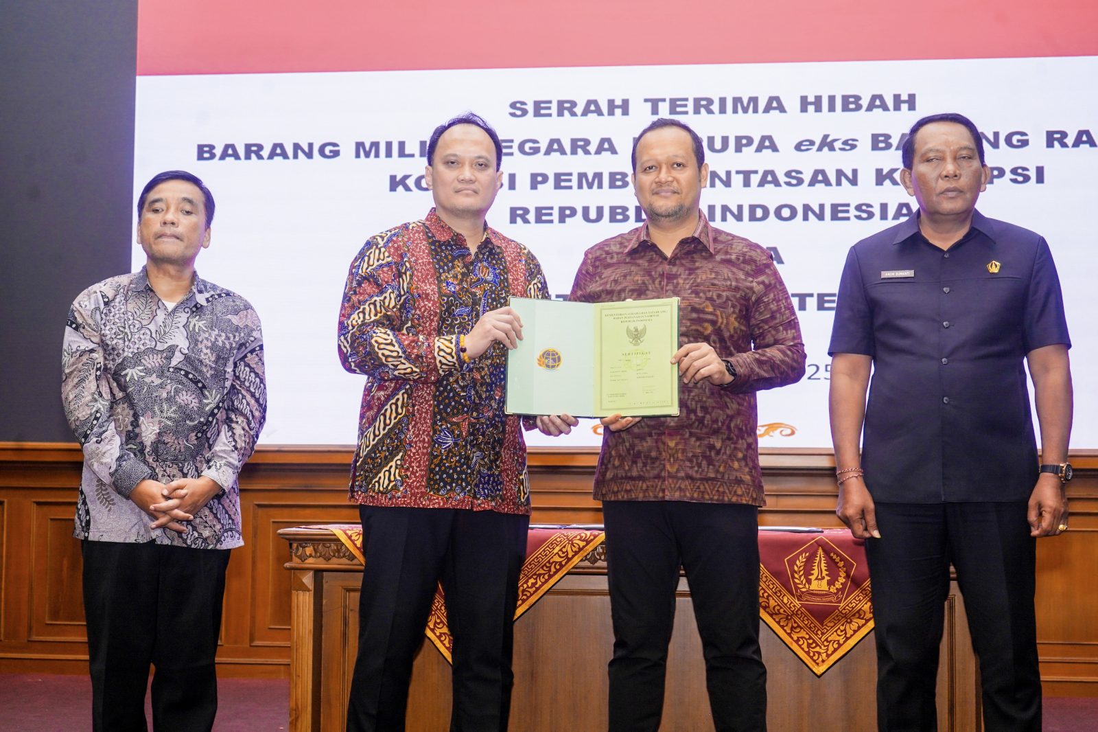 Foto/Ist Wabup Bagus Alit Sucipta menerima hibah BMN Hasil Rampasan KPK RI dari Direktur Labuksi KPK RI Mungki Hadipratikto saat acara hibah aset dan Sosialisasi Anti Korupsi di Ruang Kertha Gosana, Puspem Badung.