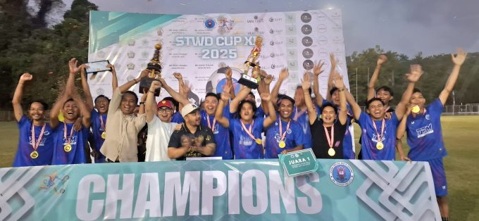 Foto/Ist Pertahankan Mahkota: STWD FC yang berhasil mempertahankan Mahkota dan berhak membawa piala bergilir STWD CUP yang diserahkan Camat Kutsel, I Ketut Gede Arta.