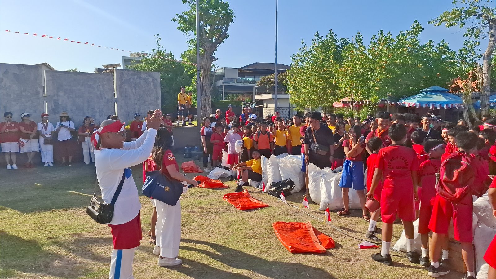 Photo Courtesy: Students enthusiastically cleaning up Jerman Beach from waste.