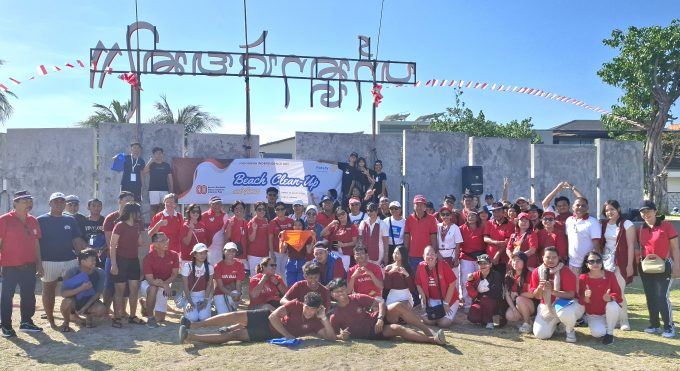 Foto/Ist Bahu Membahu: Rotary Club bersama PGRI ajak para siswa di Kuta bahu membahu bersihkan sampah.