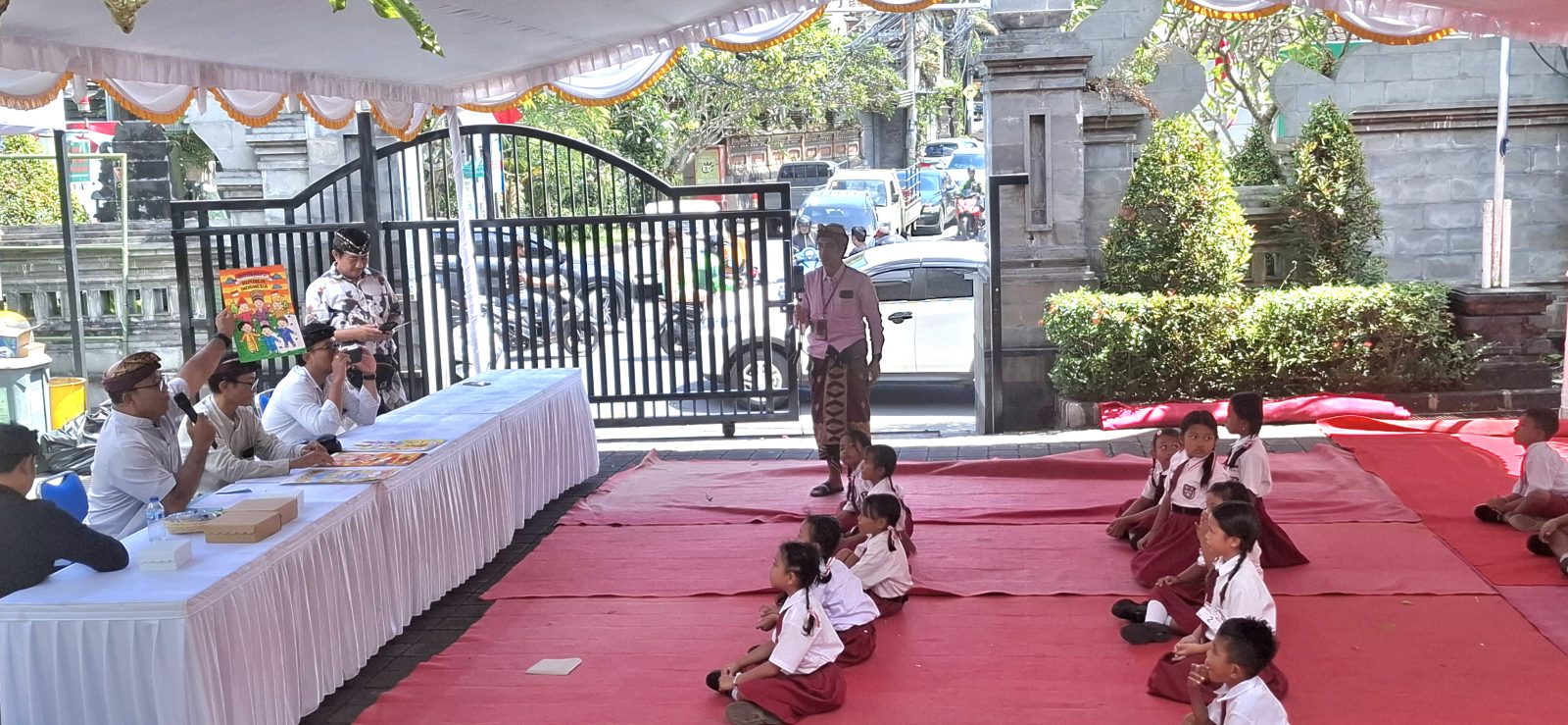Foto/Ist Meriah: Suasana meriah menghiasi Kantor Desa Pecatu saat para siswa Pecatu Adu Kreativitas di HUT RI dan Pemprov Bali