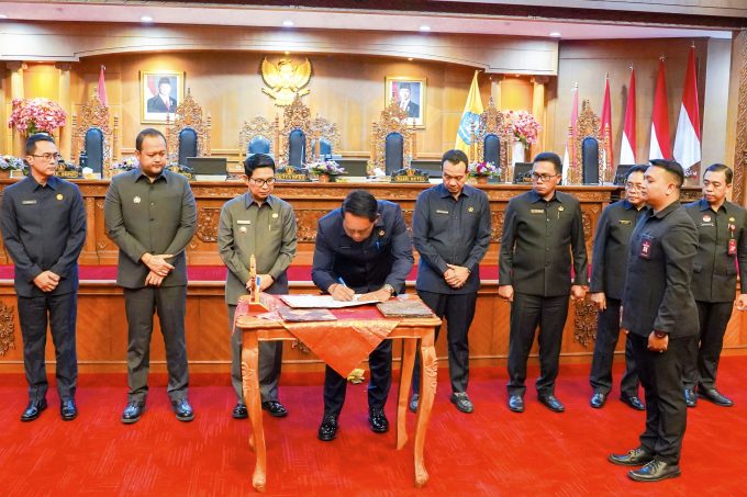 Foto/Ist Bupati Badung I Wayan Adi Arnawa saat menghadiri Rapat Paripurna dengan Agenda Pengambilan Keputusan terhadap Ranperda di Ruang Rapat Utama Gosana, Kantor DPRD Badung