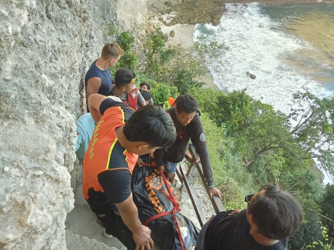 Foto/Ist. Terseret Arus: WNA yang meninggal terseret arus di Diamond Becah, Nusa Penida dievakuasi Tim SAR gabungan.