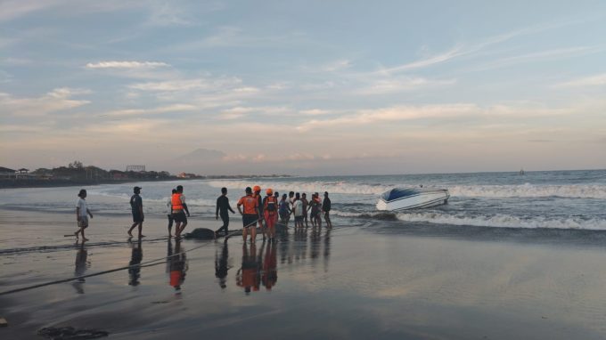 Foto/Ist Kandas: Fast Boat yang kandas di perairan Sanur saat dievakuasi Tim SAR Gabungan bersama warga.